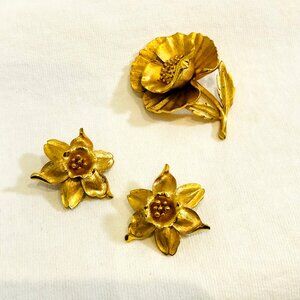Vintage 1950s Trifari Brooch and Earrings Set Spring Flowers in Matte Gold Tone